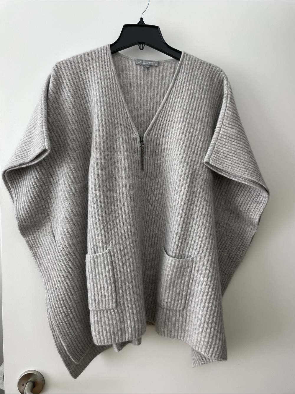 NM Light Gray Cashmere Ribbed V-Neck Zip-Front Poncho. Size S/M. Excellent cond!
